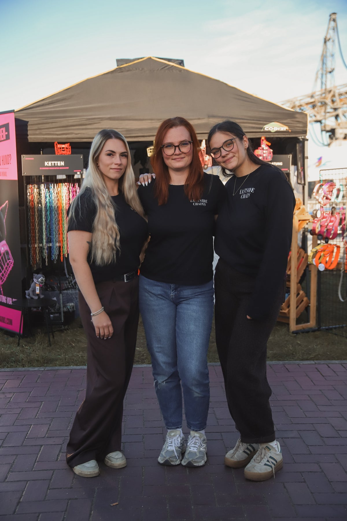 Jasmina, Mary und Coco von Eastside Chains vor ihrem Messestand